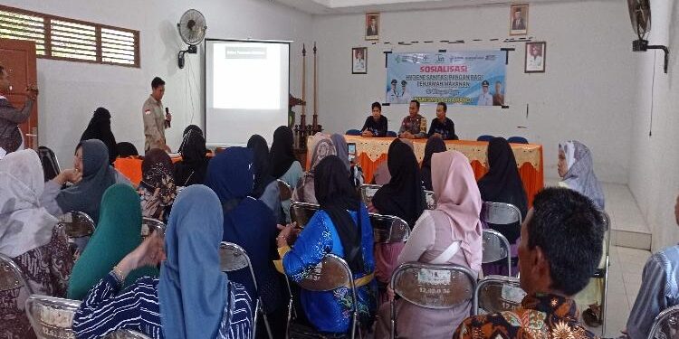 FOTO: DEVIANA/MATAKALTENG - Puskesmas Baamang I saat melakukan bimbingan kepada pedagang kue terkait hygiene sanitasi di aula Kecamatan Baamang, Kamis 6 April 2023.