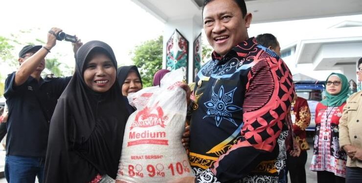 FOTO : OLIVIA/MATAKALTENG - Wagub Kalteng Edy Pratowo lepas penyaluran cadangan beras Pemerintah untuk bantuan pangan beras Provinsi Kalteng tahun 2023.