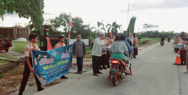 FOTO : IST/MATAKALTENG - Camat Mentaya Hilir Utara Muslih dan Kwartir Ranting dan Dewan Kerja Ranting Pramuka Kecamatan berbagi takjil, Jumat 7 April 2023.