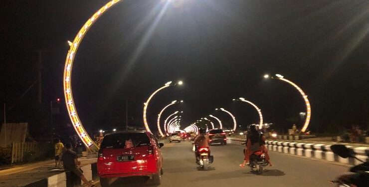 FOTO : DIAN TARESA/MATA KALTENG - Mobil yang parkir di badan jalan Terowongan Nur Mentaya saat malam hari.