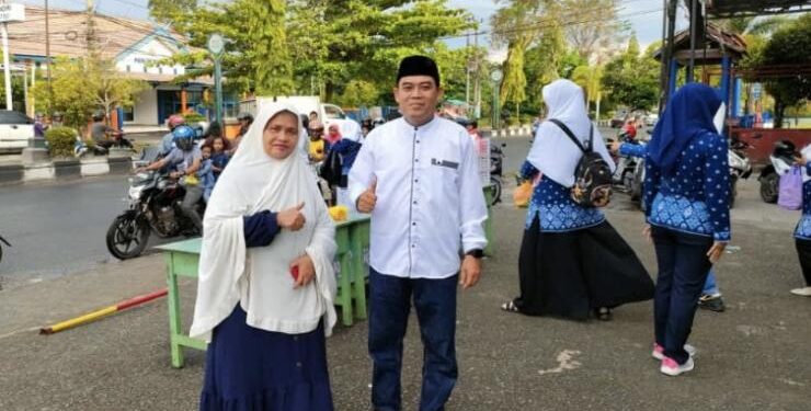 FOTO : DISDIK/MATA KALTENG - Pembagian takjil gratis oleh Himpaudi Kotim bersama Disdik Kotim.