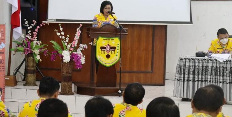 FOTO : DISKOMINFO SANTIK/MATA KALTENG - Wakil Bupati Gumas Efrensia LP Umbing bersama Plh Sekda Richard, dan Kepala Bappedalitbang Yantrio Aulia, memberikan arahan pada rakordal evaluasi realisasi pelaksanaan APBD triwulan 1 tahun 2023, Kamis, 6 April 2023.