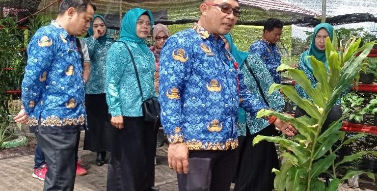 FOTO : DOK DEVIANA/MATAKALTENG - Kepala DPMD Kotim Raihansyah saat memantau lomba desa, di Desa Bagendang Tengah, beberapa waktu lalu.