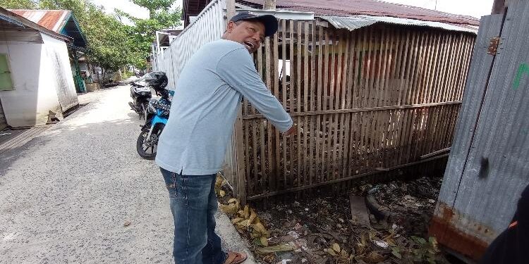 FOTO: RIZAL/MATAKALTENG - Pemilik rumah, Safitri Ramadhan, pada saat menunjukkan lokasi pagar yang sengaja dibakar.