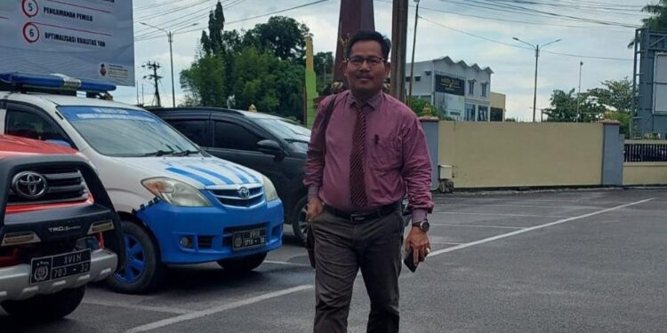FOTO: ISTIMEWA/MATAKALTENG - Kuasa hukum Alpin Lawrence, Mambang Tubil, pada saat mendampingi di Polres Kotim.