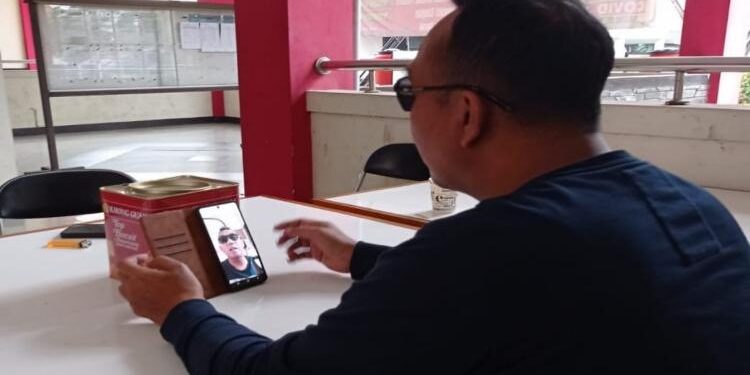 FOTO: RIZAL/MATAKALTENG - Ketua Tim Virtual Police, Bidhumas Polda Kalteng, Ipda H. Shamsuddin, pada saat menerima curhat korban melalui Videocall.