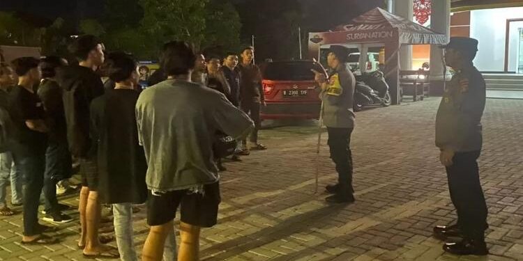 FOTO: IST/MATA KALTENG - Sejumlah remaja diberikan himbauan oleh Anggota Polsek Baamang saat berada di Terowongan Nur Mentaya pada dini hari. 