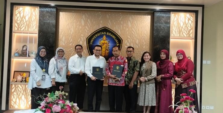 FOTO : IST/MATAKALTENG - Dekan FKUB Wisnu Barlianto (tengah) dan Kepala Dinas Kesehatan Provinsi Kalimantan Tengah Suyuti Syamsul berfoto bersama usai penandatangan kerjasama