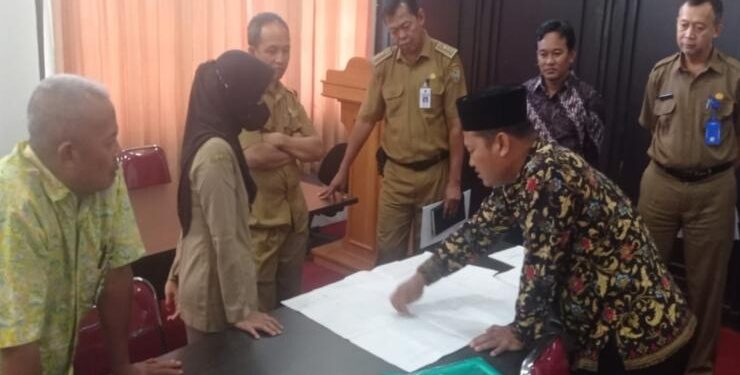FOTO : OLIVIA/MATAKALTENG - Anggota DPRD Kotawaringin Barat saat berkoordinasi dan mengecek data eks lahan Transmigrasi di Kantor Disnakertrans Provinsi Kalteng, Selasa 11 April 2023.