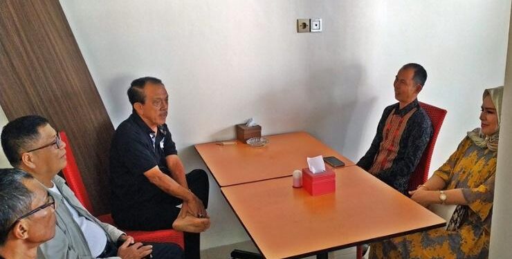 FOTO : IST/MATAKALTENG - Wakil Ketua I DPRD Kalteng H Abdul Razak, didampingi legislator dari Dapil IV Hj Sri Neny Trianawaty saat melaksanakan pertemuan dengan sejumlah tokoh masyarakat di Muara Teweh, Kabupaten Barut beberapa waktu lalu.
