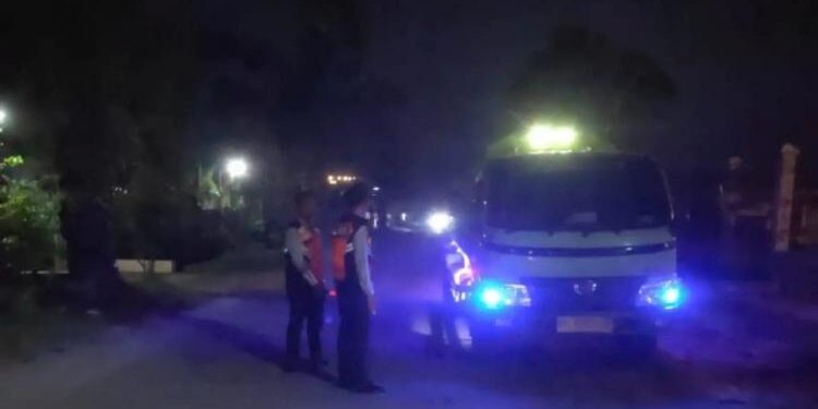 FOTO ; IST/MATAKALTENG - Petugas Dishub saat melakukan sosialisasi kepada sopir CPO, Rabu 12 April 2023.