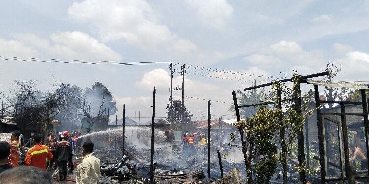 FOTO: AGUS/MATA KALTENG - Terlihat petugas sedang menjinakan api yang melahap hampir 10 rumah di Baamang Hilir, Kamis 13 April 2023.