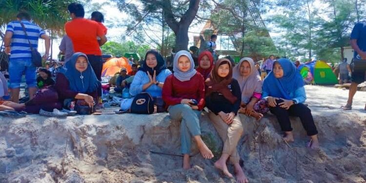 FOTO : IST/MATAKALTENG - Sejumlah orang saat berkunjung ke Pantai Ujung Pandaran.