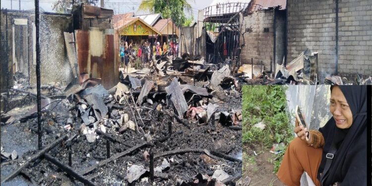 FOTO: AGUS/MATA KALTENG - Tangisan Ibu Kartini pecah saat menyaksikan rumah anaknya terbakar, Kamis 13 April 2023.