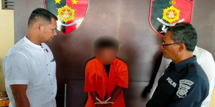 FOTO: RIZAL/MATAKALTENG - Kasat Reskrim Polresta Palangka Raya, Kompol Ronny M. Nababan (pojok kiri), pada saat menginterogasi pelaku.