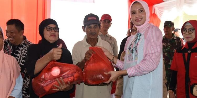 FOTO: OLIVIA/MATAKALTENG - Ketua TP-PKK Provinsi Kalteng, Ivo Sugianto Sabran saat meninjau langsung pasar penyeimbang.