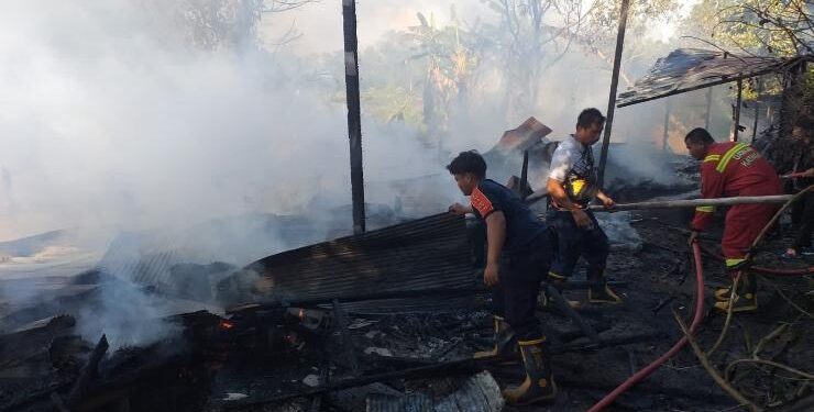 FOTO : IST/MATAKALTENG - Damkarmat Katingan bersama warga saat melakukan pemadaman rumah yang terbaru.