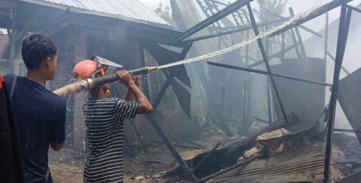 FOTO : IST/MATAKALTENG - Petugas pemadam kebakaran saat memadamkan api yang melahap sejumlah rumah di Kelurahan Baamang Hulu, Kamis 13 April 2023.