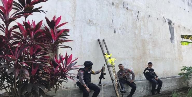 FOTO : IST/MATA KALTENG - Tampak sebuah tangga yang digunakan oleh maling untuk memanjat gedung walet, Kamis, 13 April 2023.