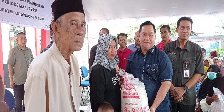 FOTO : DEVIANA/MATAKALTENG - Bupati Kotim Halikinnor saat menyerahkan bantuan beras secara simbolis, Jumat 14 April 2023.
