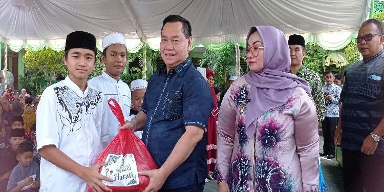 FOTO : DEVIANA/MATAKALTENG - Bupati Kotim Halikinnor saat menyerahkan bantuan paket sembako kepada siswa kurang mampu di SDN 2 MB Hulu, Jumat 14 April 2023.