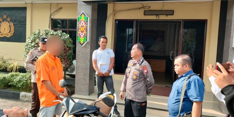 FOTO: RIZAL/MATAKALTENG - Kapolsek Pahandut, Kompol Saiful Anwar, pada saat menginterogasi pelaku.