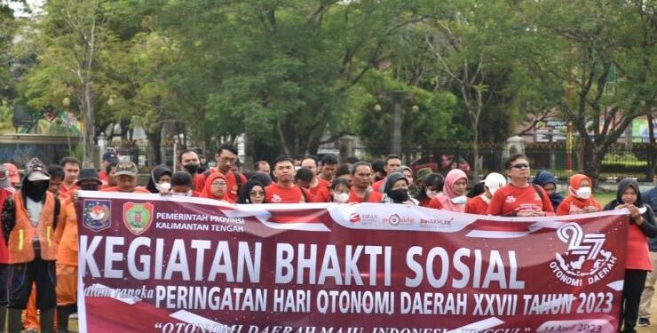 FOTO : IST/MATAKALTENG - Puluhan ASN Provinsi Kalteng menggelar bakti sosial membersihkan masjid sebagai rangkaian peringatan hari Otda.