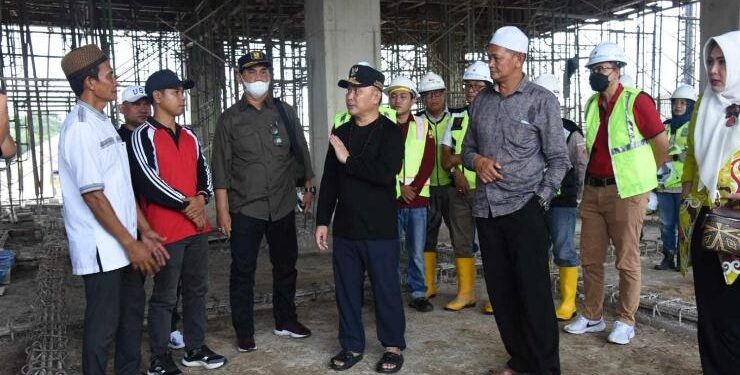 FOTO : IST/MATAKALTENG - Gubernur Kalteng Sugianto Sabran meninjau pembangunan RS Hanau di Kabupaten Seruyan, Jumat 14 April 2023.