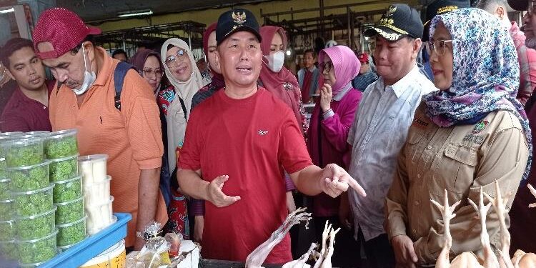 FOTO : DEVIANA/MATAKALTENG - Gubernur Kalteng Sugianto Sabran bersama rombongan meninjau PPM, Sabtu 15 April 2023.