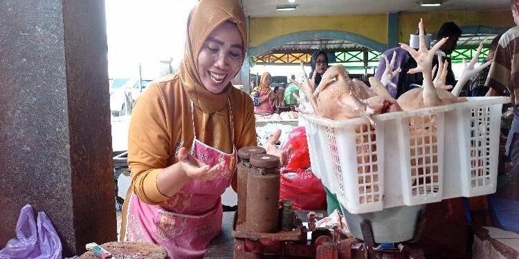 FOTO : DEVIANA/MATAKALTENG - Indrayani merasa senang karena beruntung mendapat umroh gratis dari Gubernur Kalteng, Sabtu 15 April 2023.