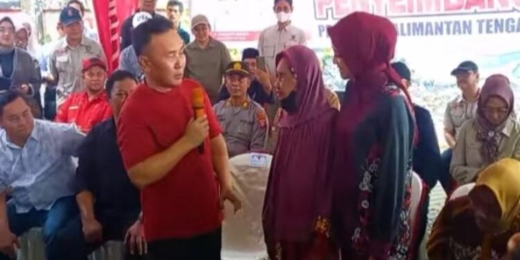 FOTO: AGUS/MATA KALTENG - Gubernur Kalteng, H Sugianto Sabran saat menyapa Nenek Sri di Kantor Kecamatan Baamang, Kabupaten Kotim, Sabtu 15 April 2023 siang tadi.