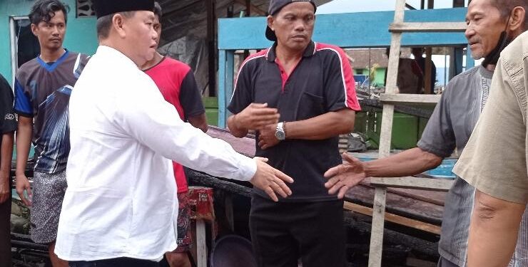 FOTO : DOK DEVIANA/MATAKALTENG - Bupati Kotim Halikinnor saat meninjau korban kebakaran di Kelurahan Baamang Hulu, Jumat 14 April 2023.