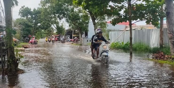 FOTO : Dok/MATA KALTENG - Banjir yang menggenangi jalan protokol di Kota Sampit, Kabupaten Kotim.