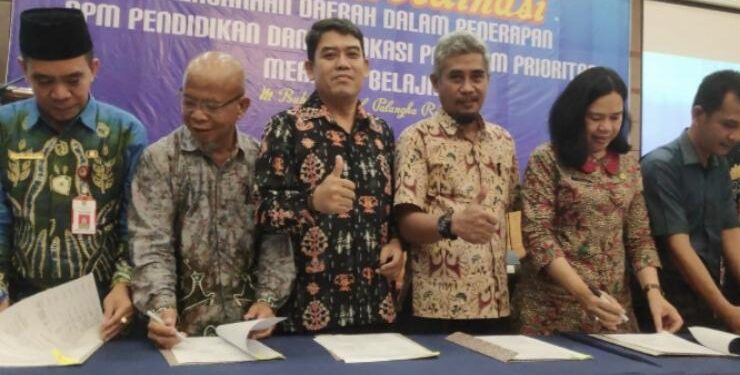 FOTO : DISDIK/MATA KALTENG - Plt Kepala Disdik Kotim Irfansyah saat menandatangi nota kesepakatan dalam rapat koordinasi penerapan SPM pendidikan.