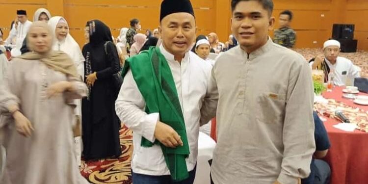 FOTO: IST/MATAKALTENG - Gubernur Kalteng H Sugianto Sabran selalu ramah dengan masyarakat, salah satunya saat berfoto bersama dengan salah satu warga Kotim, saat buka puasa bersama di Sampit, Sabtu 15 April 2023.