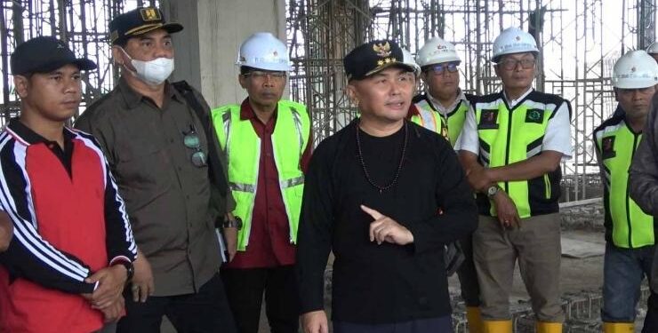 FOTO : IST/MATAKALTENG - Gubernur Kalimantan Tengah Sugianto Sabran saat meninjau progres pembangunan RSUD Kalteng di Desa Pembuang Hulu I, Kecamatan Hanau.