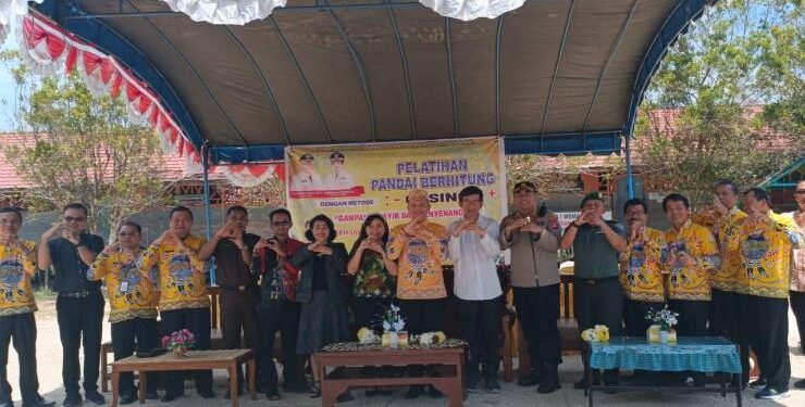 FOTO : SID/MATA KALTENG - Anggota DPRD Kabupaten Gumas Rayaniatie Djangkan (tujuh dari kiri) ketika berfoto bersama bupati dan kepala perangkat daerah terkait, Kamis, 13 April 2023.