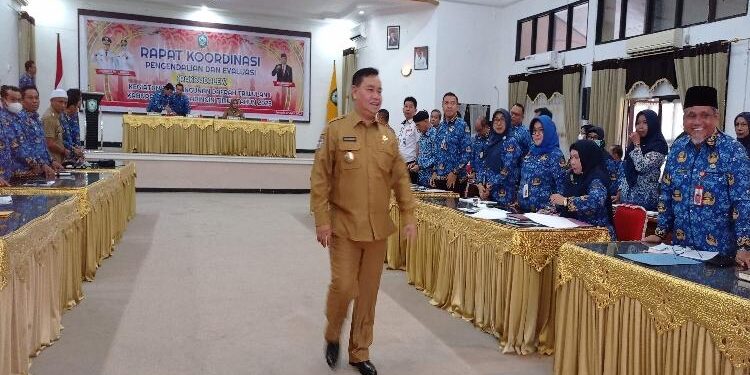 FOTO : DEVIANA/MATAKALTENG - Bupati Kotim Halikinnor usai membuka rapat evaluasi kegiatan pembangunan, Senin 17 April 2023