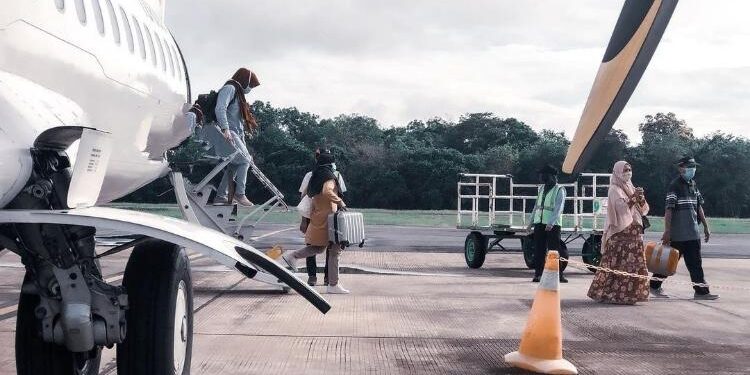FOTO: IST/MATAKALTENG - Penumpang pesawat landing di Bandara H. Asan. 