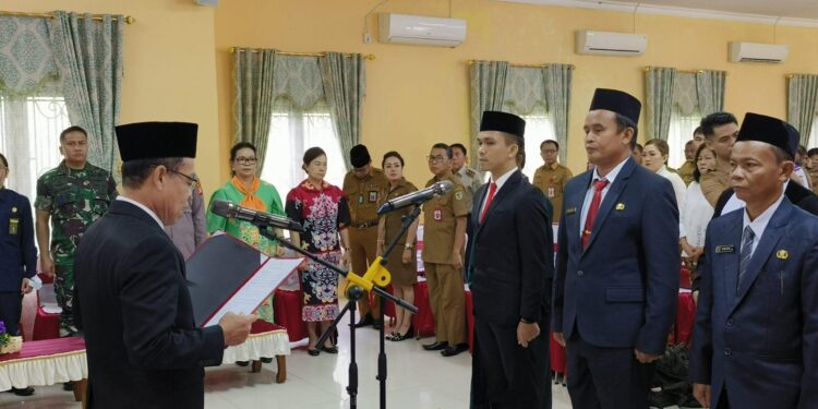 FOTO: IST/MATAKALTENG - Bupati Katingan Sakariyas, saat melaksanakan prosesi pelantikan para pejabat ASN lingkup Pemerintah Kabupaten Katingan, di aula BKPSDM Katingan.
