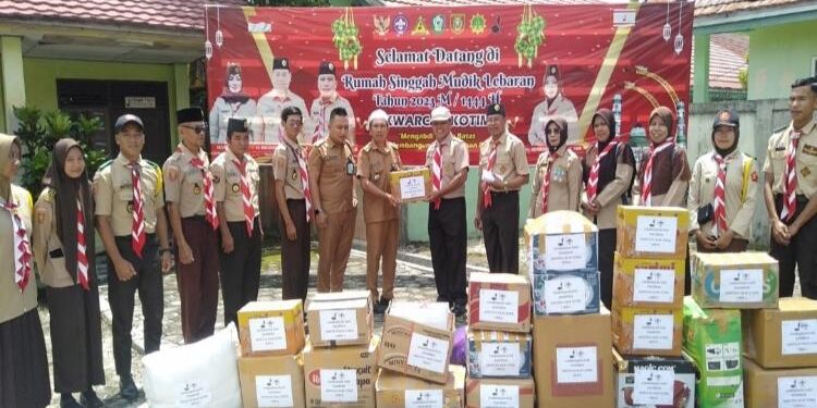 FOTO : IST/MATAKALTENG - Kecamatan MHU saat menyerahkan bantuan kepada korban kebakaran melalui Kwarcab Pramuka Kabupaten Kotim, Selasa 18 April 2023