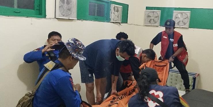 FOTO : AGUS/MATA KALTENG - Petugas saat melakukan evakuasi korban Wakil 1 Nahkoda kapal TB Sindo ocean 1 di kamar jenazah RSUD dr Murjani Sampit, Rabu, 19 April 2023 malam.