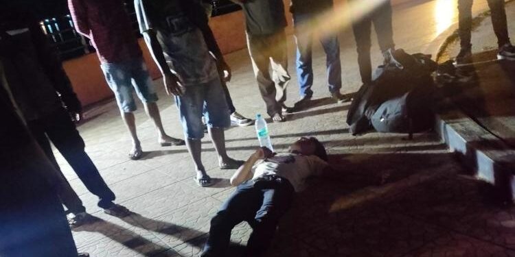 FOTO: IST/MATA KALTENG - Seorang pria yang diduga menjadi korban tersengat listrik di kawasan Ikon Jelawat Sampit. Rabu, 19 April 2023 malam.