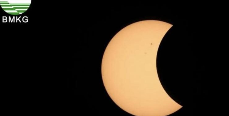 Ilustrasi gerhana matahari total