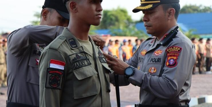 FOTO : ANR/MATAKALTENG - Kapolres Katingan AKBP I Gede Putu Widyana, saat memasang tanda pita perwakilan pasukan opersional ketupat Telabang 2023.