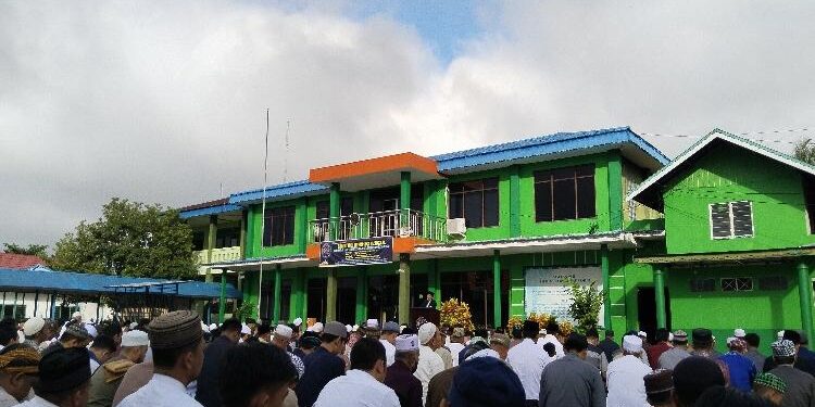 FOTO: AGUS/MATA KALTENG - Jemaah Salat Idulfitri saat mendengarkan Khotbah usai melaksanakan salat di halaman Kampus Umsa Sampit, Jumat 21 April 2023.