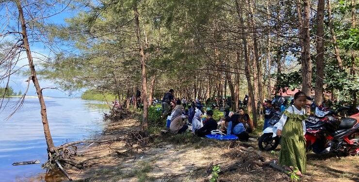 FOTO : DIAN TARESA/MATA KALTENG - Sejumlah pengunjung di kawasan wisata pantai Ujung Pandaran, Kabupaten Kotim.