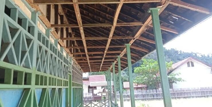 FOTO : WARGA/MATA KALTENG - Kondisi plafon di salah satu ruang kelas SDN Tumbang Manange yang memprihatinkan karena mengalami kerusakan dan butuh perbaikan, pekan lalu.