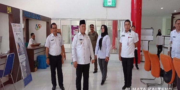 FOTO : DEVIANA/MATAKALTENG - Bupati Kotim, Halikinnor dan pejabat lainnya saat sidak di MPP, Rabu 28 April 2023.