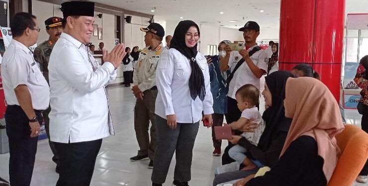 FOTO : DEVIANA/MATAKALTENG - Bupati Kotim Halikinnor didampingi wakilnya Irawati saat menyapa pengunjung MPP, Rabu 26 April 2023.